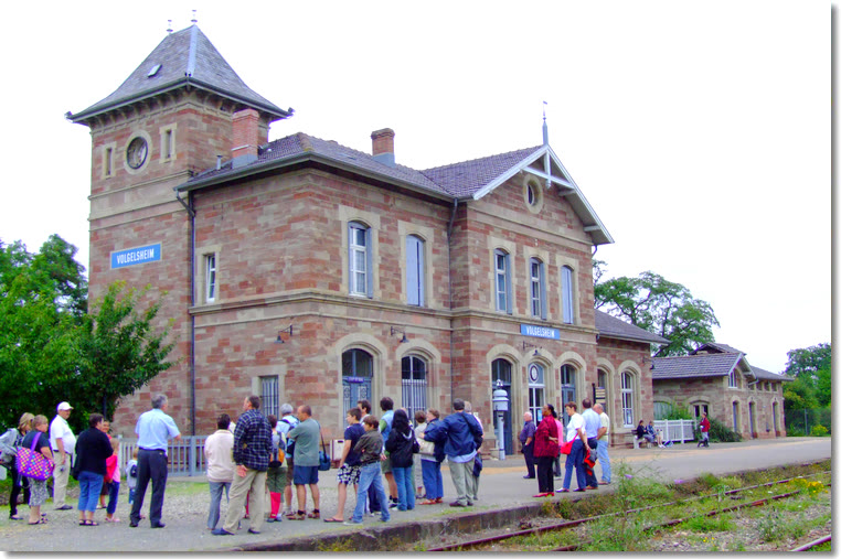 La gare de Volgelsheim et ses visiteurs sur le quai
